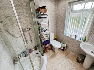 Shower room- click for photo gallery